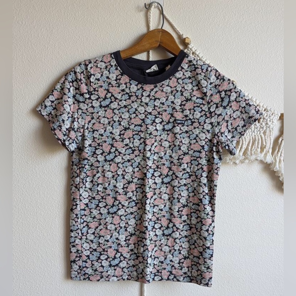 Levi’s soft floral tee, size large